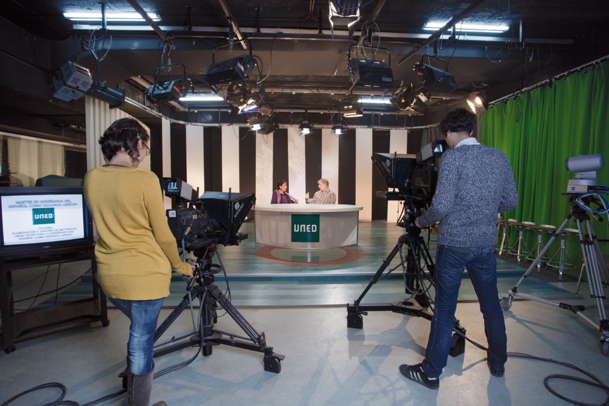 Estudio   de televisión de UNED durante una grabación (2010)